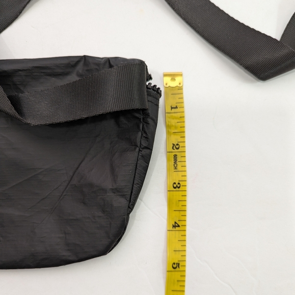 Vuori Aloha Collection Mini Hip Pack Black Belt Bag Fannie Pack Size OS - Picture 6 of 8